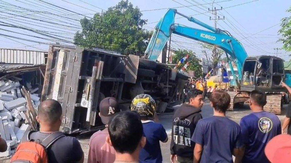Proses evakuasi korban yang terjebak di kolong truk setelah terguling menabrak warung makan di Jalan Raya Sadang-Subang, tepatnya di depan Perumnas Royal Campaka, Desa/Kecamatan Campaka, Kabupaten Purwakarta, Jawa Barat pada Sabtu (29/7/2023) sekitar pukul 09.00 WIB.