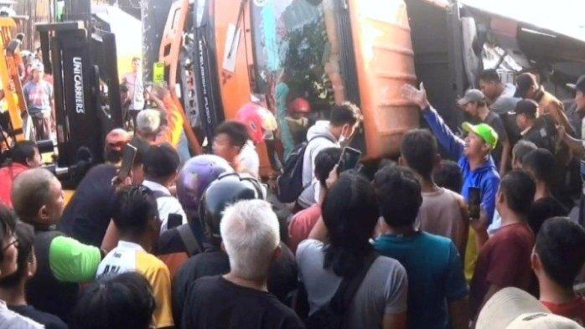 Proses evakuasi korban yang terjebak di kolong truk usai terguling menabrak warung makan di Jalan Raya Sadang - Subang, tepatnya di depan Perumnas Royal Campaka, Desa/Kecamatan Campaka, Kabupaten Purwakarta, Jawa Barat pada Sabtu (29/7/2023) sekitar pukul 09.00 WIB.