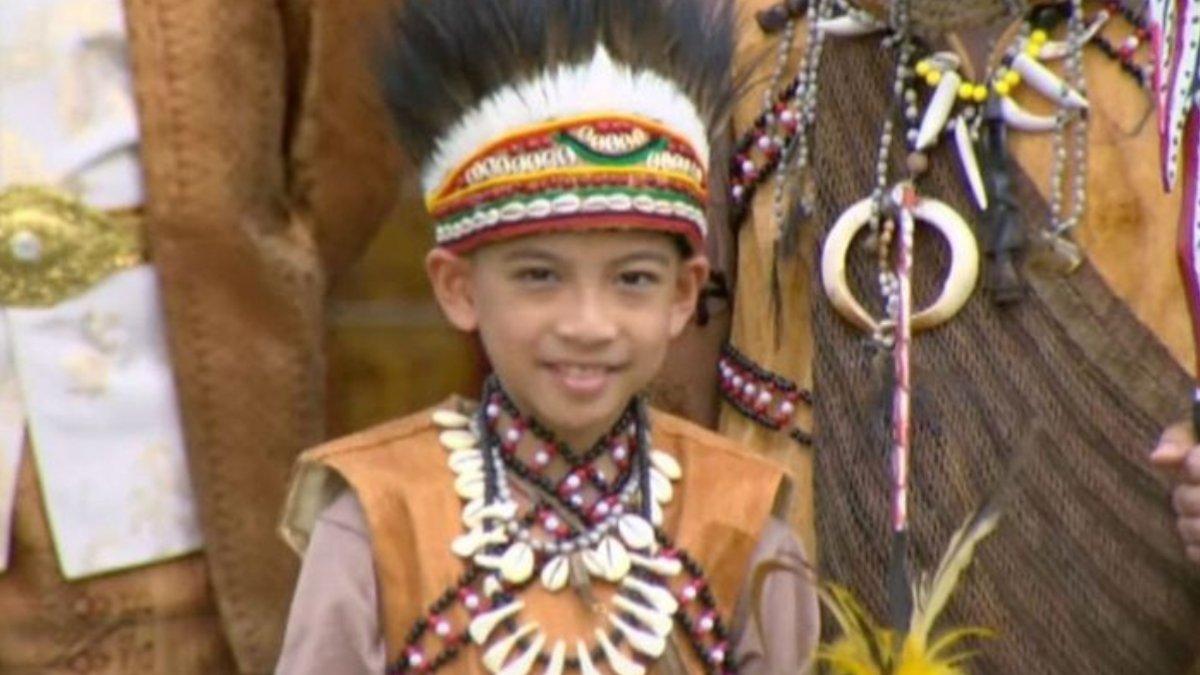 JAN ETHES PAKAI ADAT PAPUA - Seperti biasa, putra Selvi Ananda itu terlihat tampan dan menggemaskan. Ia tampak menurut saat didandani dengan baju adat Papua.