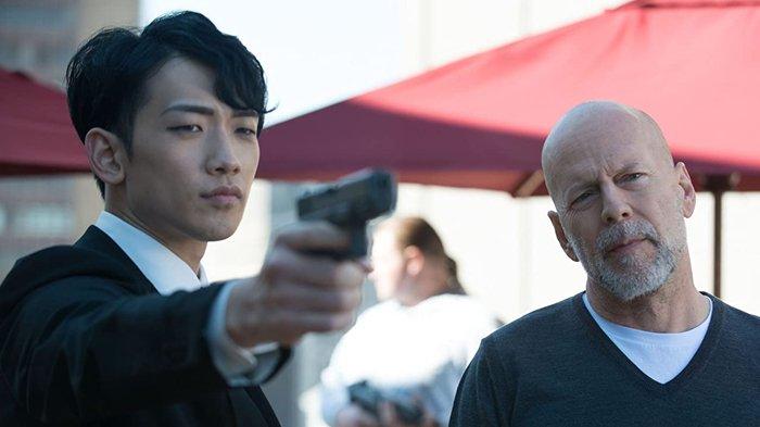 Rain dan Bruce Willis dalam film The Prince.