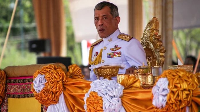 Raja Maha Vajiralongkorn sering gonta-ganti pasangan.