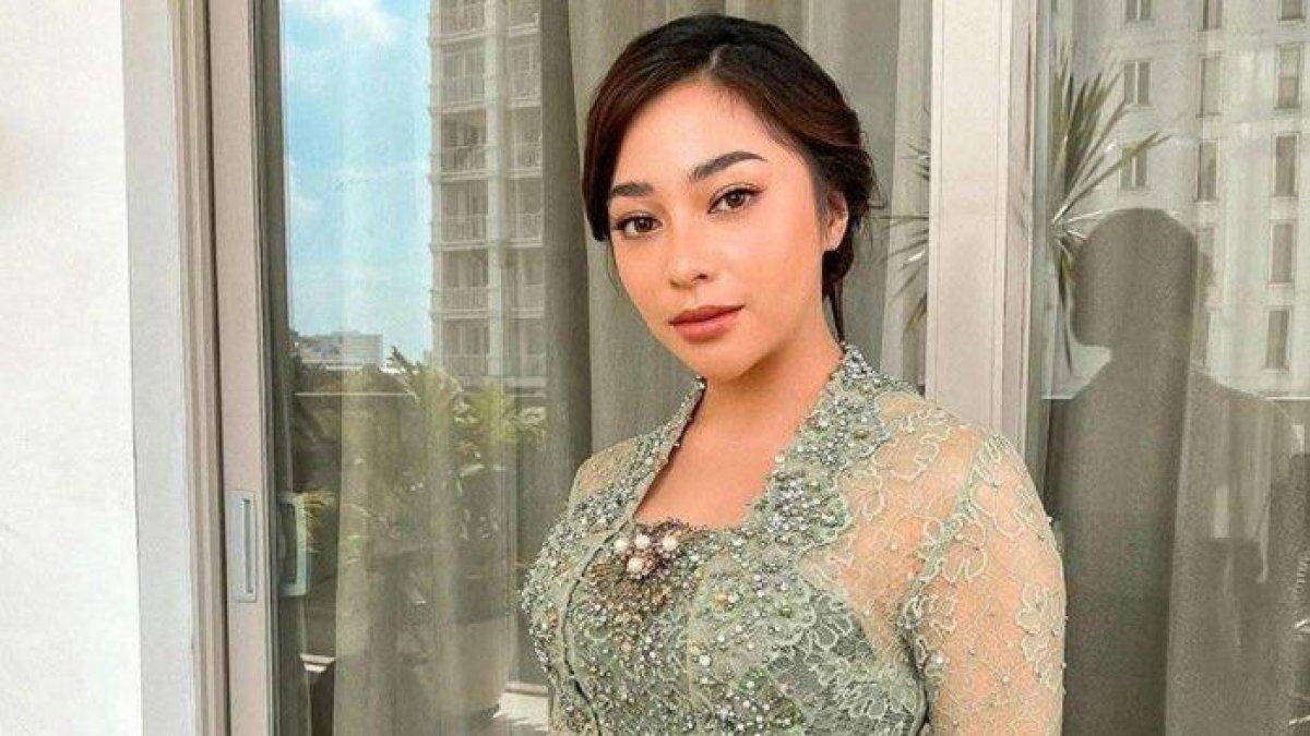 Nikita Willy saat kenakan kebaya. Istri Indra Priawan baru saja keguguran calon anak kedua.