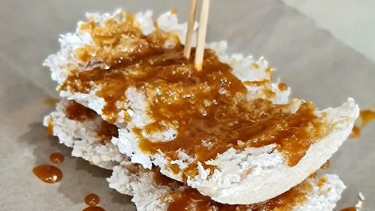 Inilah cara mudah membuat Kue Rangi khas Betawi, Jakarta, kuncinya cetak dengan api sedang sampai matang, tekstur renyah dan aroma khas menggoda