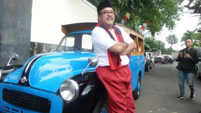 Aktor kawakan Rano Karno maju sebagai calon Wakil Gubernur DKI Jakarta, berpasangan dengan Pramono Anung yang mencalonkan diri sebagai gubernur. 