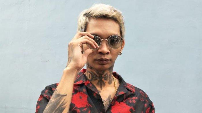 YOUNG LEX PASANG BADAN - Rapper Young Lex mengaku kesal mendengar Erika Carlina diancam oleh ayah dari bayi yang dikandung sang artis.