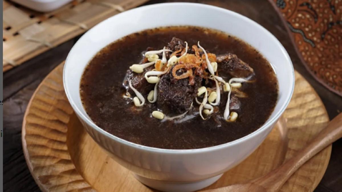 Inilah cara mudah membuat Rawon Daging khas Surabaya, Jawa Timur, Kuncinya pakai kluwek berkualitas agar kuahnya hitam pekat dan kaya rasa