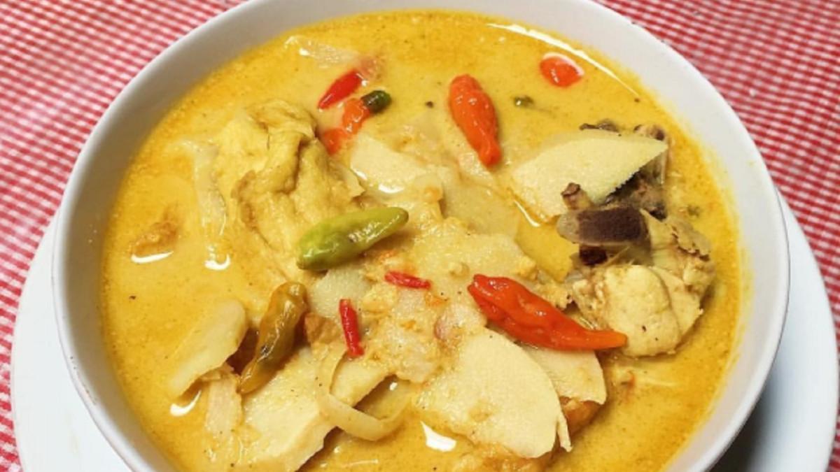 Inilah cara mudah membuat Rebung Santan khas Indonesia, kuncinya rebung direbus hingga empuk, menciptakan tekstur lembut dan rasa gurih alami