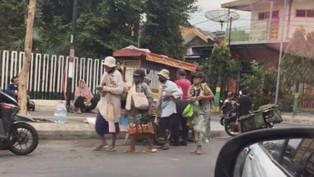Rekaman netizen yang menampilkan rombongan pengemis berjumlah empat orang. Mereka atang berbondong bondong meminta-minta di Kota Madiun.