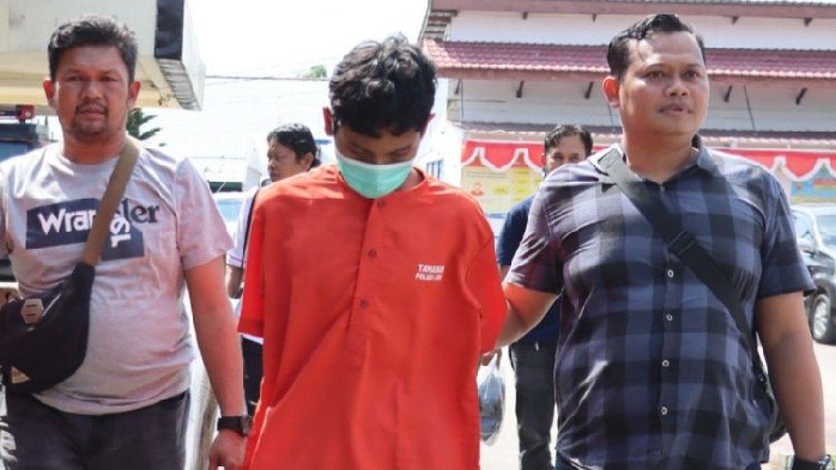 Remaja yang membunuh pacarnya dengan cara diracun saat diamankan di Polres Indragiri Hulu, Riau, Kamis (27/7/2023).