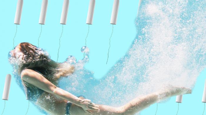 Seorang wanita sedang melakukan aktivitas renang