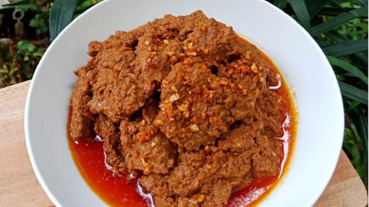 Inilah cara mudah membuat Rendang, Makanan khas Minangkabau, Sumatera Barat, kuncinya harus dimasak di api kecil, masak hingga mengental