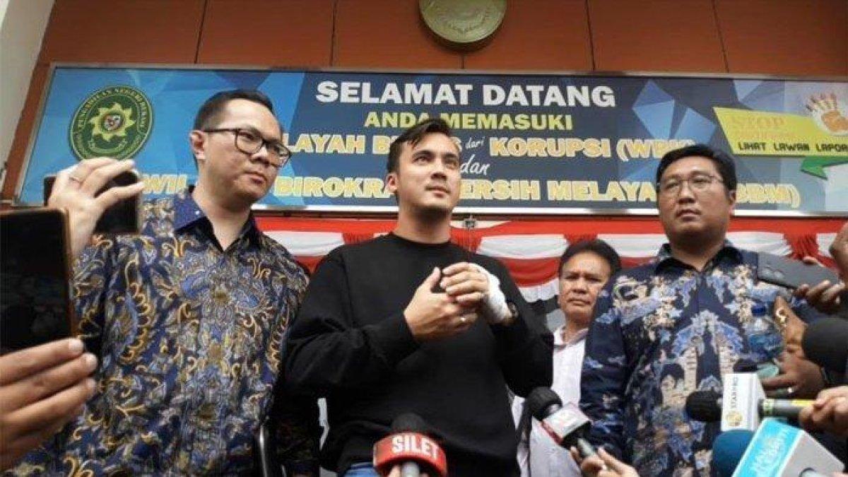 Rendy Kjaernett bersama kuasa hukumnya di PN Bekasi Rabu 2/8/2023)