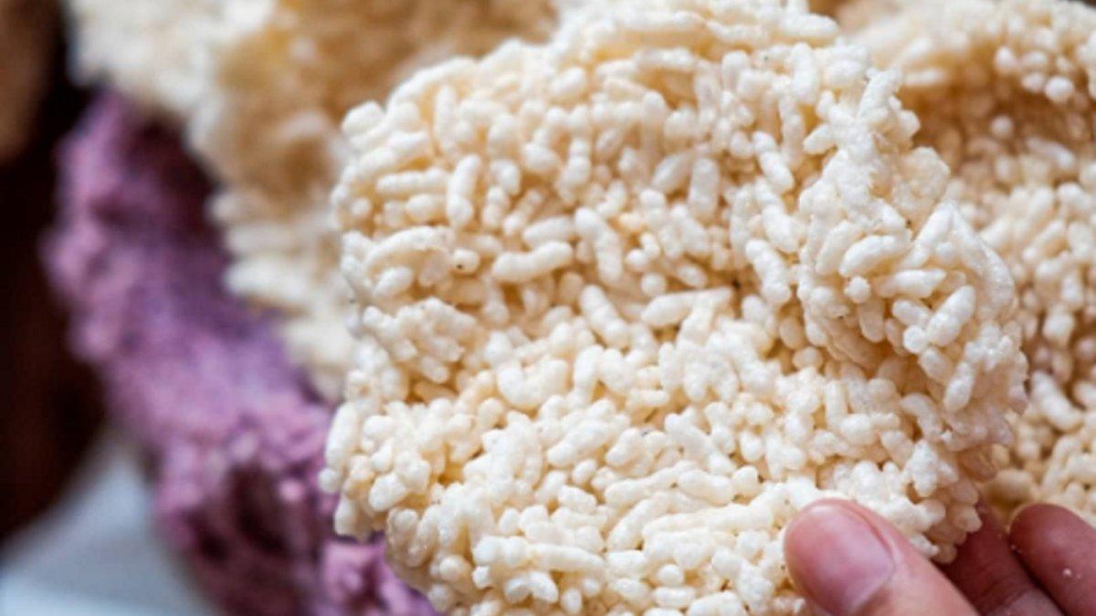 Inilah cara mudah membuat Rengginang Ebi, cemilan Khas Sunda, Jawa Barat, kuncinya  dikukus dua kali, masukkan ketan kukus