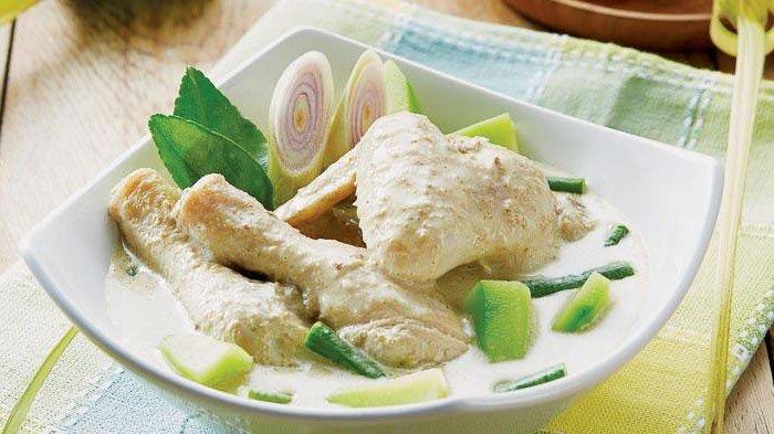 Hidangan makanan khas lebaran yang beraneka ragam