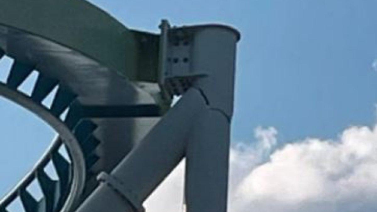 Retakan besar pada pilar penopang rollercoaster di Carowinds