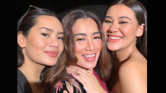 Memiliki jarak usia dengan sang adik yang tak begitu jauh, Zahwa sangat dekat dengan adiknya, Aaliyah.