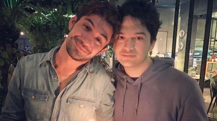 Reza Rahadian ternyata memiliki seorang adik bernama David Jonathan yang merupakan seorang fotografer.
