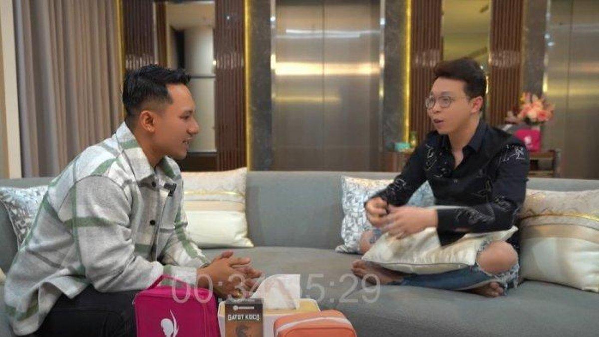 Rizka Khoirul Atok alias RK Atok, suami selebgram Meylisa Zaara membantah dirinya gay, namun akui panggil sayang dan bilang kangen ke teman pria.