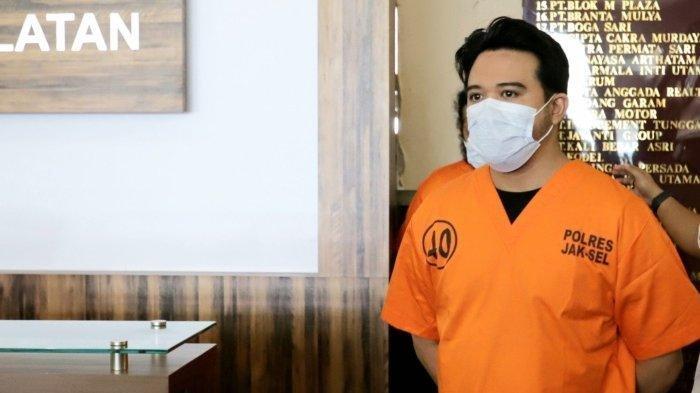 Roby Satria alias Roby Geisha saat dihadirkan polisi saat menggelar jumpa pers terkait kasus narkoba jenis ganja di Polres Metro Jakarta Selatan, Jalan Wijaya Raya, Kebayoran Baru, Jakarta Selatan, Senin (21/3/2022). Gitaris Band Geisha itu ditangkap polisi di Musica Studios, Jalan Perdatam, Pancoran, Jakarta Selatan, Sabtu (19/3/2022) malam.