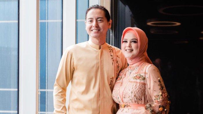 IBU ROGER MIRIP CUT MEYRISKA - Cut Meyriska disebut-sebut memiliki kemiripan wajah dengan ibu mertuanya, Egnawati Atmadja.