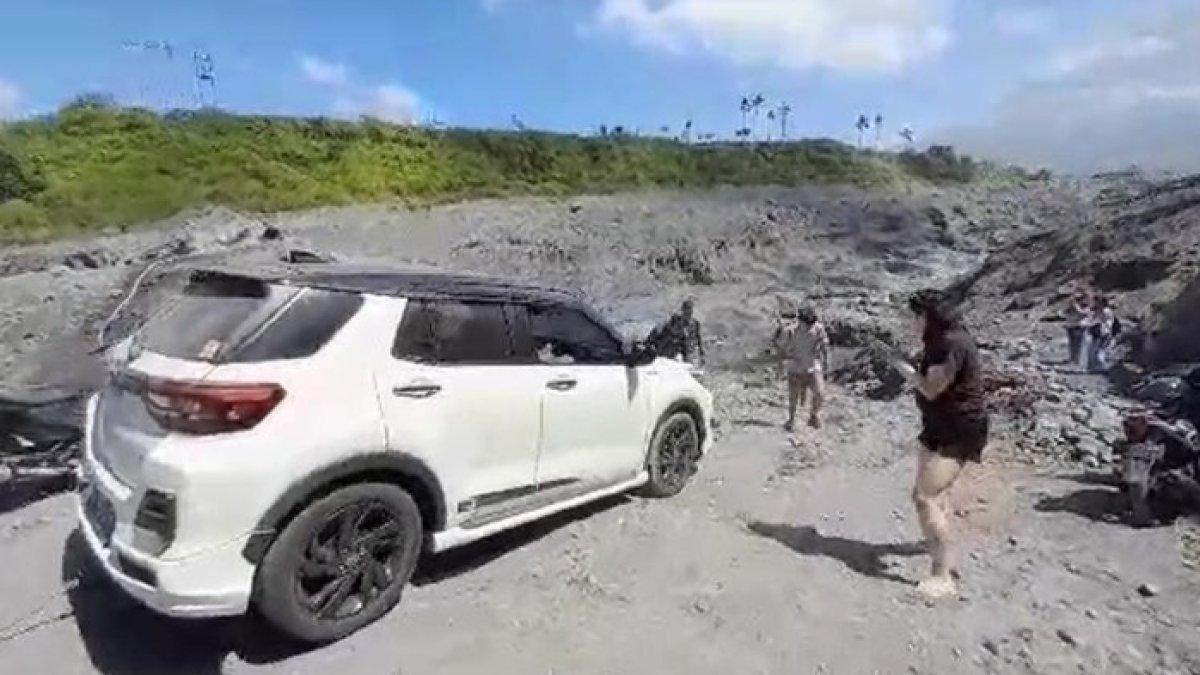 Rombongan turis mancanegara tersesat di jalur alternatif Curah Kobokan, Kabupaten Lumajang, Jawa Timur, Kamis (27/7/2023).