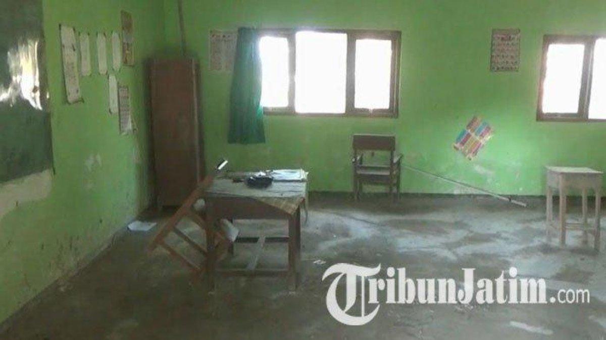 Ruang kelas SDN Kedungrejo 2 Kerek Tuban yang kosong karena tidak dapat siswa pada tahun ajaran baru 2023, Rabu (19/7/2023).