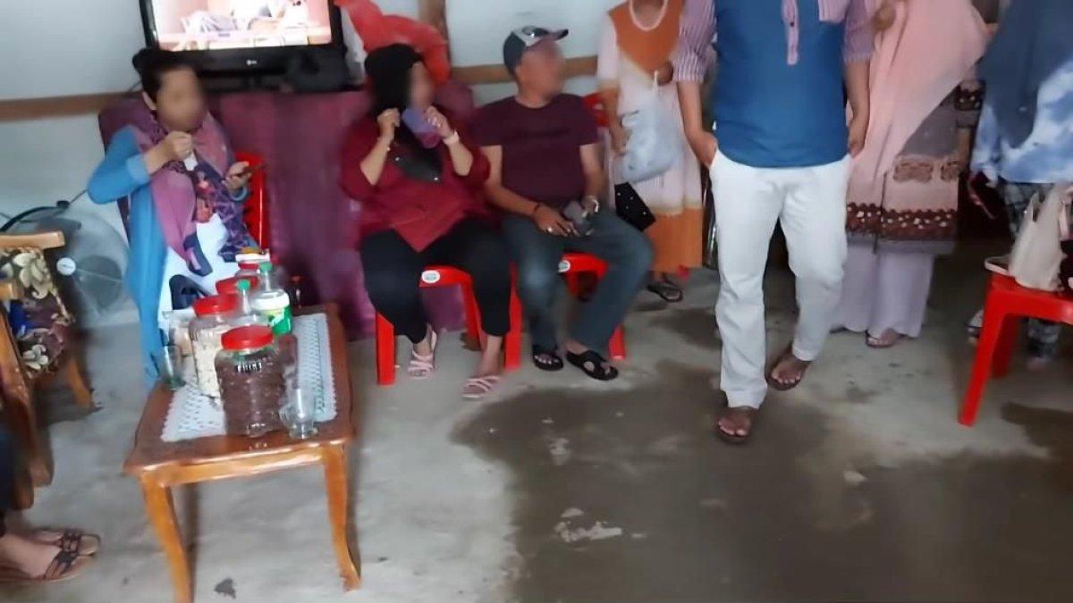 Ruang tamu rumah dengan kamar mewah di dalamnya.