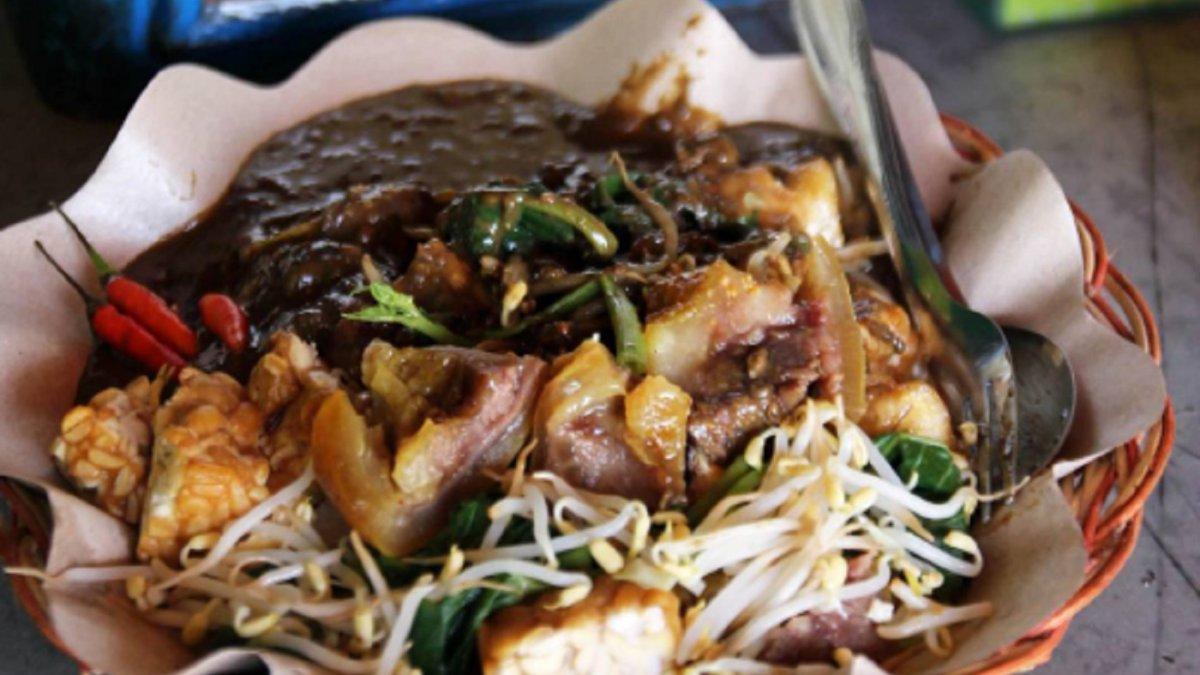 Inilah cara mudah membuat Rujak Cingur, makanan khas Sumenep, Jawa Timur, kuncinya disiram dengan bumbu halus, masukkan air dan cuka
