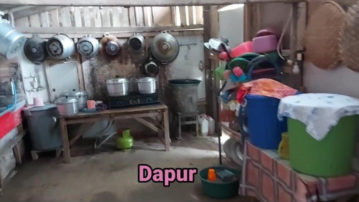 Rumah dengan dapur seadanya.