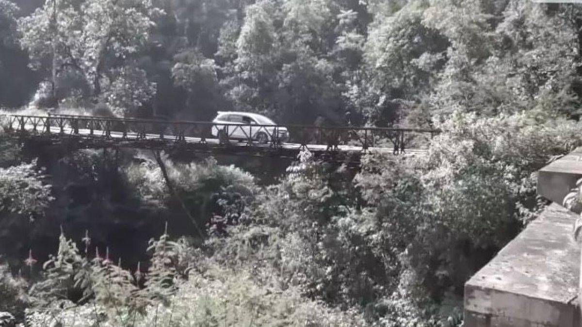 Rumah lewati jembatan sempit.