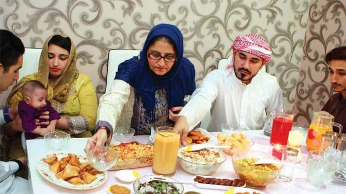 Bukan hanya sekadar makan dan minum, umat Islam juga disunnahkan untuk mengakhirkan sahur di penghujung waktu.