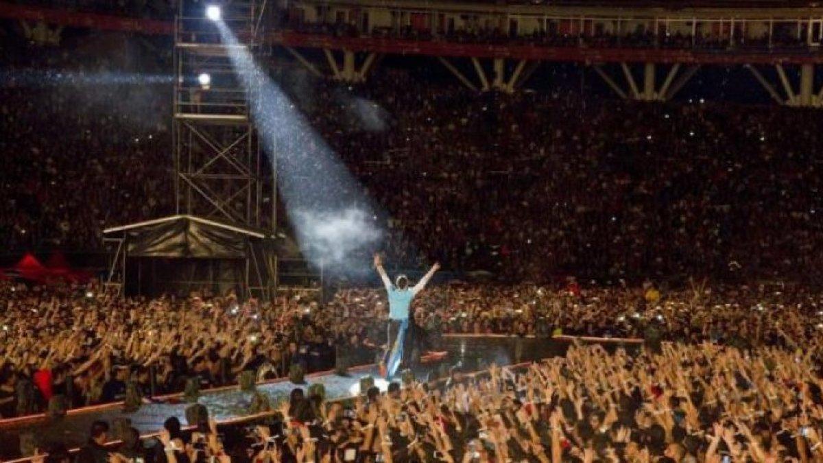 Salah satu konser Coldplay dalam A Head Full of Dreams Tour 2016. Ilustrasi konser musik.