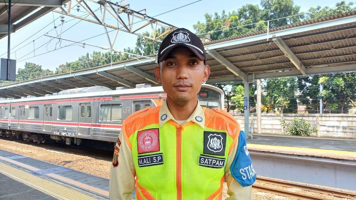 salah satu petugas pengamanan stasiun