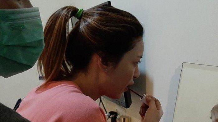 Salah satu wanita terus berdandan usai diamankan tim gabungan Polrestabes Makassar, dalam operasi Anti Narkotika (Antik) 2019