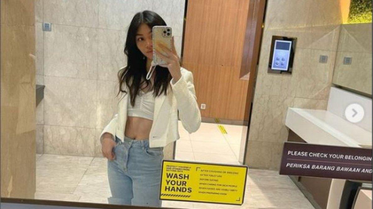 Sama seperti kebanyakan wanita, Sasi Asmara juga gemar pose mirror selfie