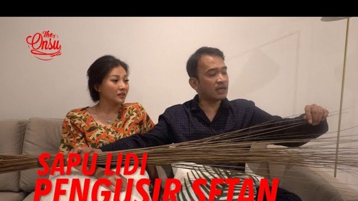 sapu lidi pengusir hantu