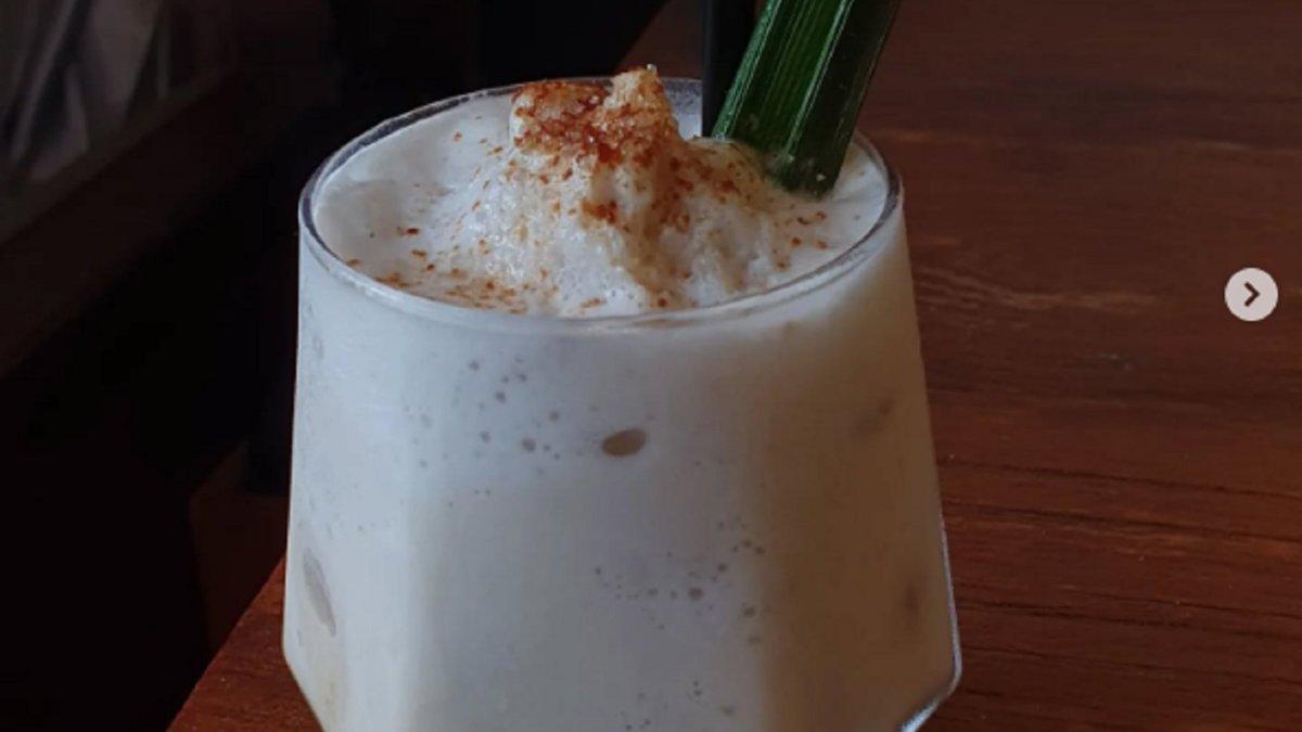 Inilah cara mudah membuat Sarraba, minuman khas Makassar, SulSel, kuncinya pakai jahe tua, dibakar dulu supaya aromamya keluar, jangan lupa sajikan panas