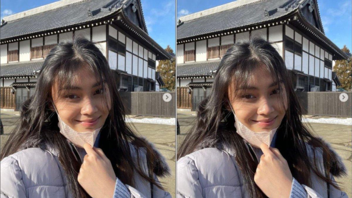 Sasi Kirana mengunggah foto selfienya saat liburan ke Jepang