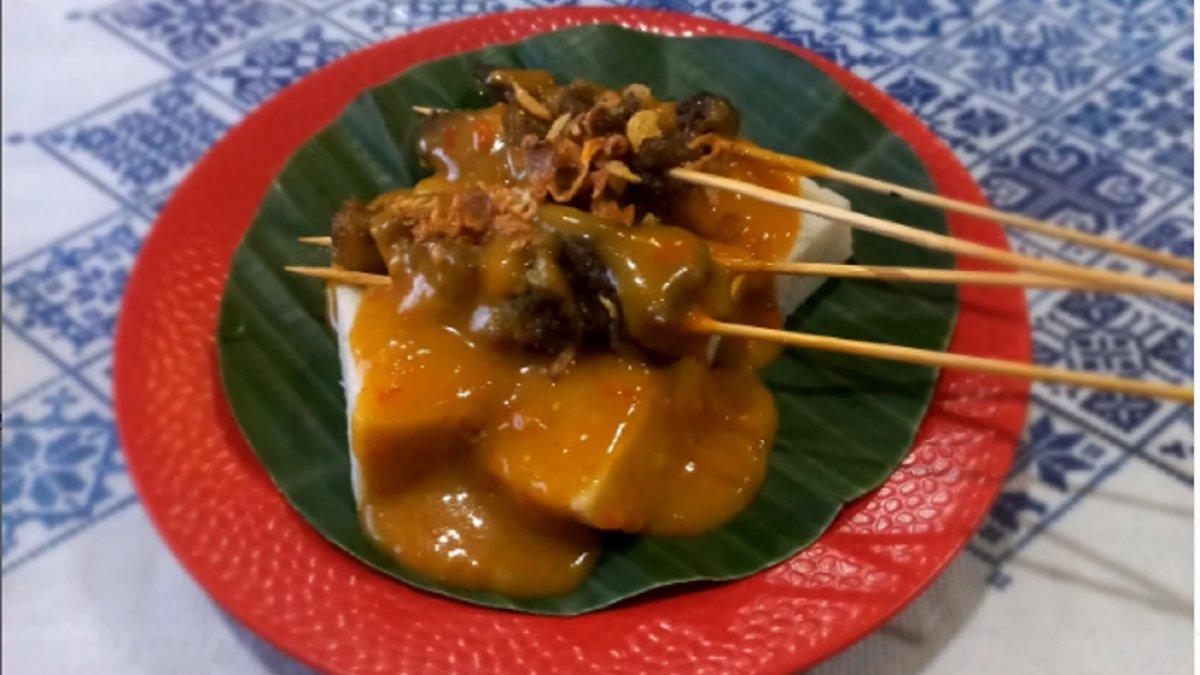 Inilah cara mudah membuat Sate Padang, Makanan khas Sumatera Barat, kuncinya masak sampai meletup-letup, tusuk tusuk secara bergantian