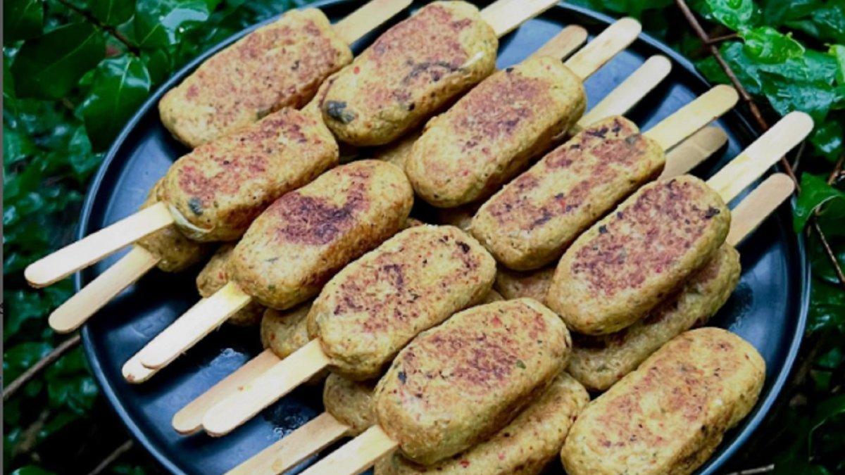 Inilah cara mudah membuat Sate Lilit, makanan khas Klungkung, Bali, kuncinya dibentuk seperti pentul dibolak balik sampai matang dan harum