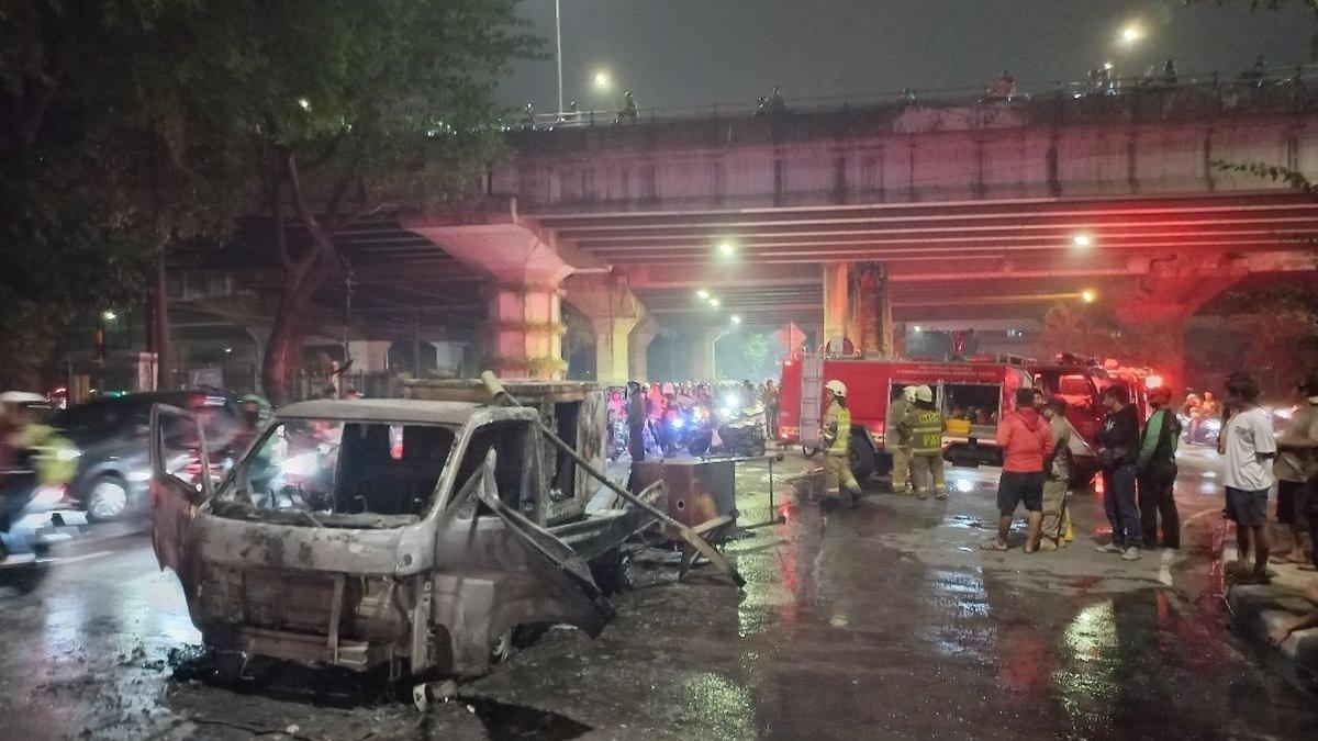 Sebuah mobil pikap yang membawa genset terbakar