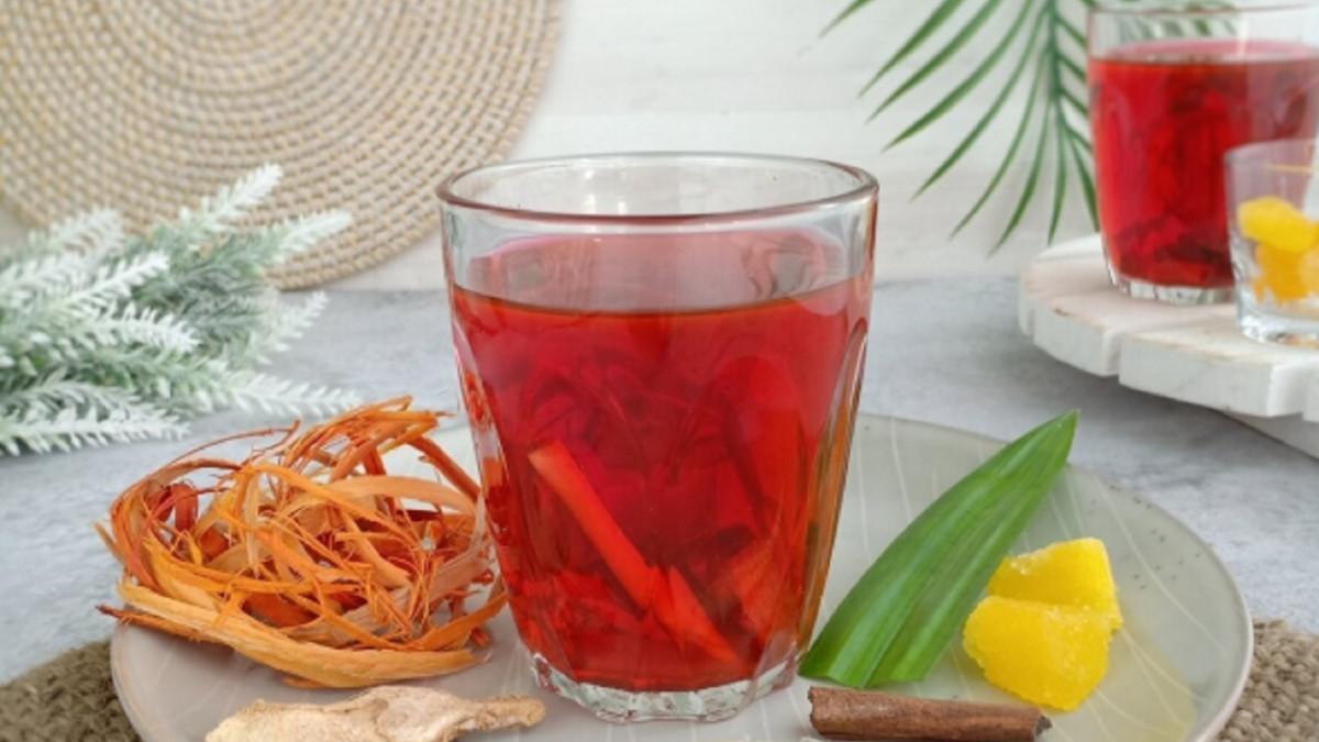 Inilah cara mudah membuat Wedang Secang khas Jawa Tengah, kuncinya rebus lama agar warna dan aroma keluar, hangatnya pas untuk temani waktu santai