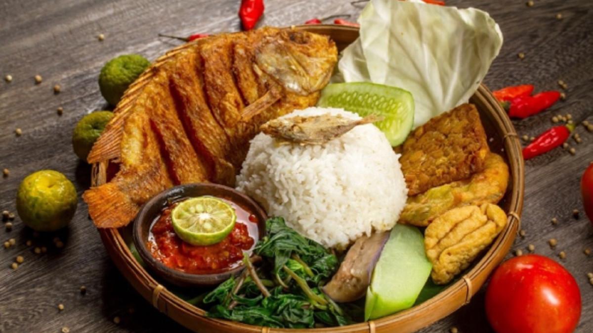 Inilah cara mudah membuat Sego Tempong khas Banyuwangi, Jawa Timur, kuncinya sambal segar dan pedas, yang bikin makan makin lahap dan nagih terus