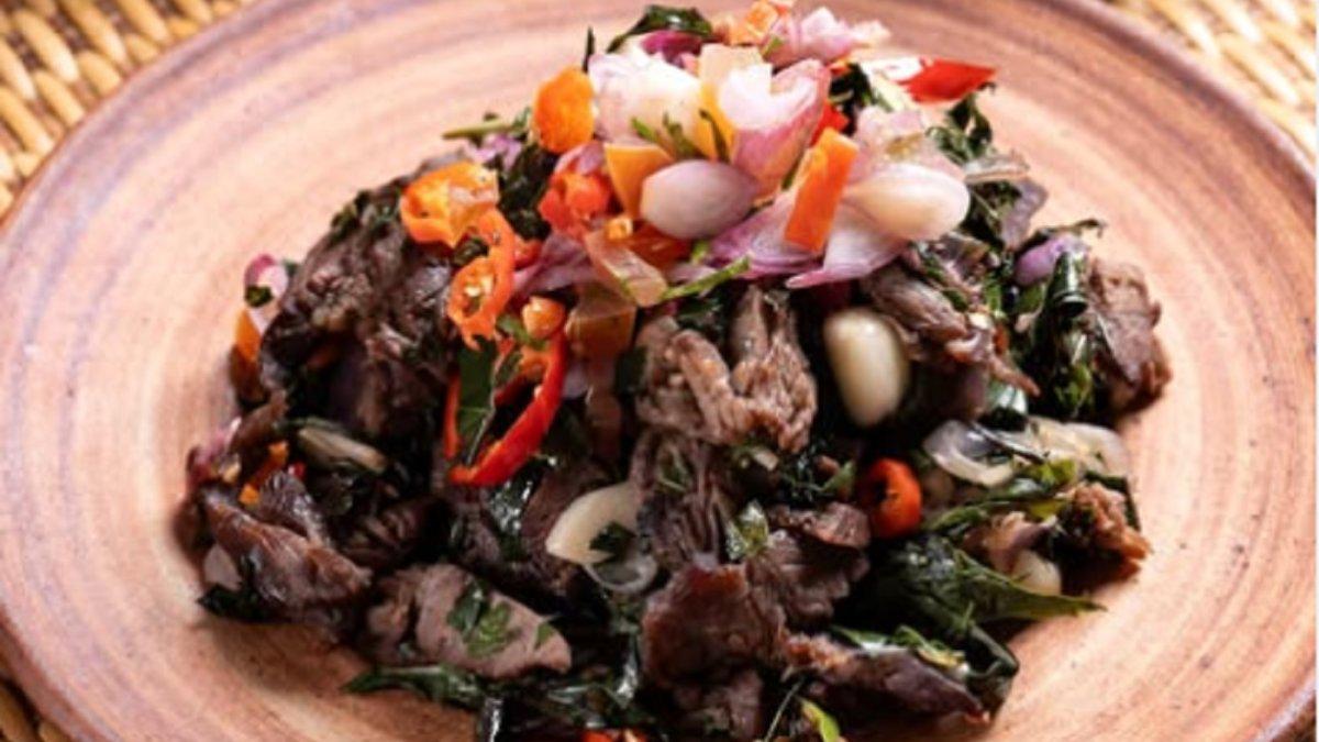 Berikut ini cara mudah membuat sei sapi, makanan khas Kupang, NTT, kuncinya jangan dibakar langsung dagingnya, diamkan, marinasi daging supaya empuk