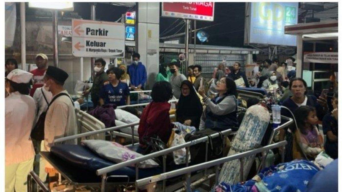 Sejumlah pasien berhamburan usai kebakaran melanda atap RS Hermina Depok, Sabtu (22/7/2023).