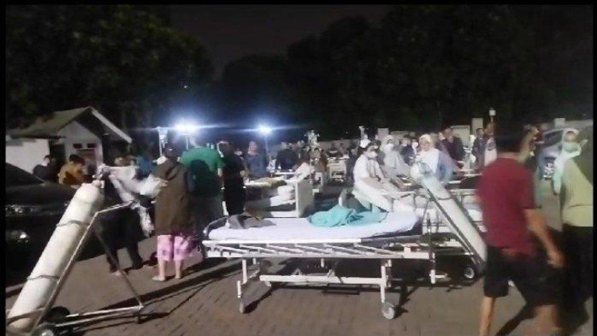 Sejumlah pasien yang tengah dirawat inap langsung dievakuasi pihak Rumah Sakit Hermina Depok ke area parkir kendaraan akibat kebakaran yang melanda bagian atas bangunan rumah sakit, Sabtu (22/7/2023). Saat ada kebakaran, Heri, pasien ginjal panik hingga berusaha menyelamatkan diri meski tangannya dalam kondisi diinfus.