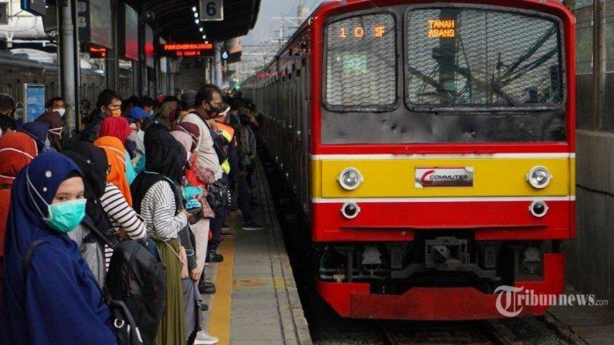 Sejumlah penumpang mengantre untuk menaiki KRL di Stasiun Tanah Abang, Jakarta Pusat.