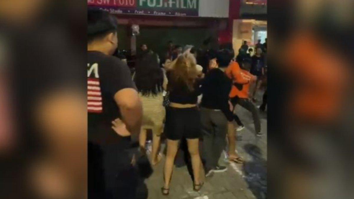 Potongan gambar yang memperlihatkan sejumlah wanita terlibat saling adu jotos hingga menarik perhatian warga di kawasan emperan toko Jalan Pengayoman, Kecamatan Panakkukang, Kota Makassar, Sulawesi Selatan (Sulsel), Selasa (4/7/2023) malam.