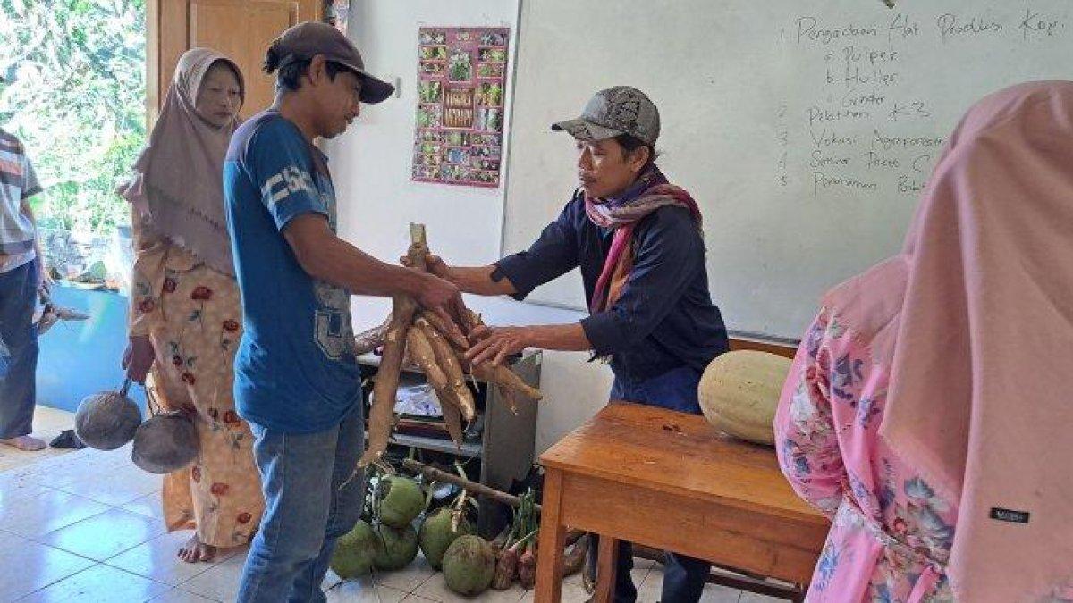 Sekolah di Banyumas bolehkan orangtua mengganti biaya pendaftaran dengan hasil bumi.