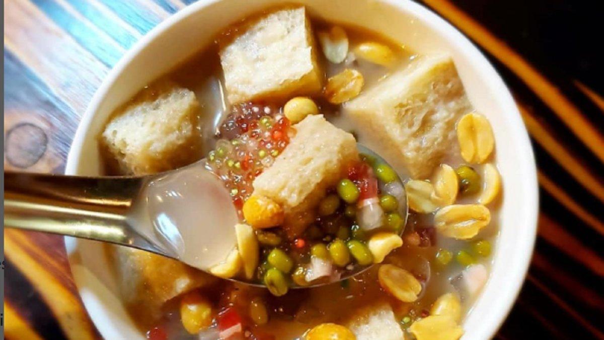 Inilah cara mudah membuat Sekoteng, minuman tradisional khas Jawa Tengah, kuncinya suksesnya yaitu manis kuahnya harus pas, isian harus matang